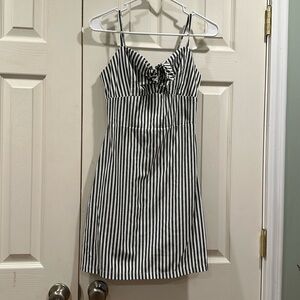 Mini dress with a bow. Size - XS